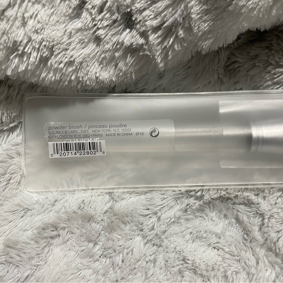 NEW Clinique Large Powder Brush - Picture 3 of 7